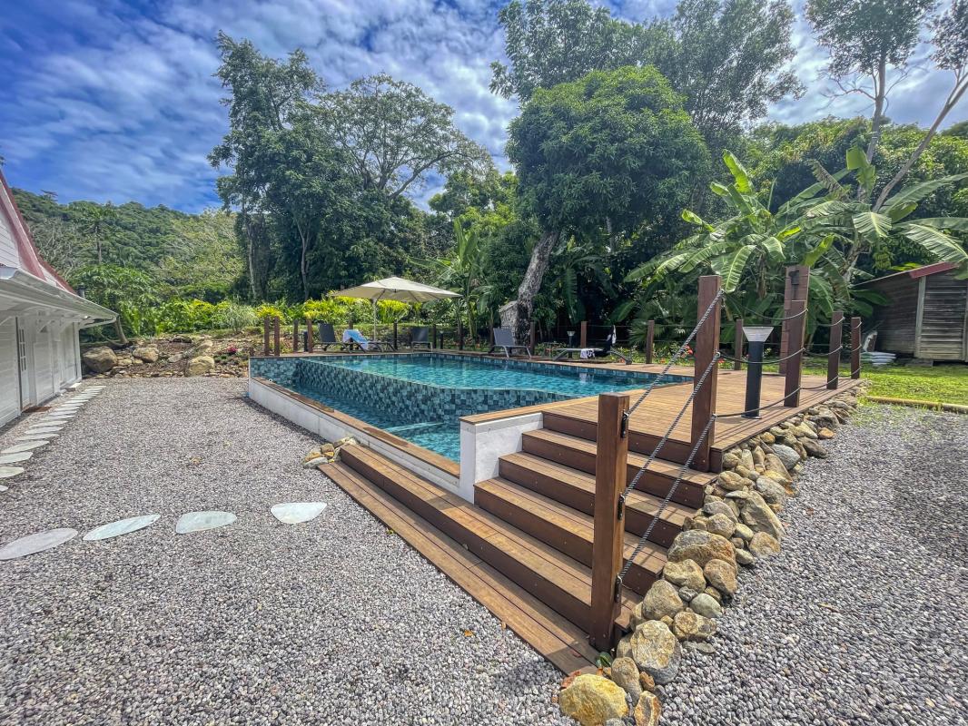 4. Location villa piscine proche plage Deshaies Guadeloupe_Piscine